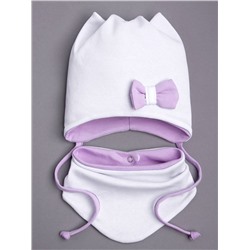 Шапка трикотажная для девочки с ушками на завязках, сбоку лиловый бантик + нагрудник, белый